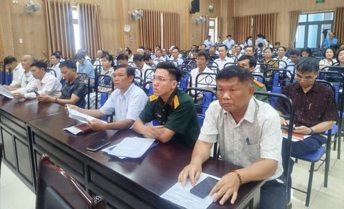Thiếu tá Phạm Ngọc Huy, cán bộ Phòng An ninh chính trị nội bộ Công an TP Đà Nẵng phổ biến các nội dung liên quan đến công tác bảo vệ bí mật nhà nước.