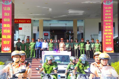 Ban tổ chức ra mắt 5 đội hình tình nguyện hỗ trợ công dân số tại lễ ra quân sáng 24-7.
