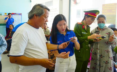 Ngay sau lễ ra quân, các lực lượng lập tức bắt tay vào việc hỗ trợ người dân