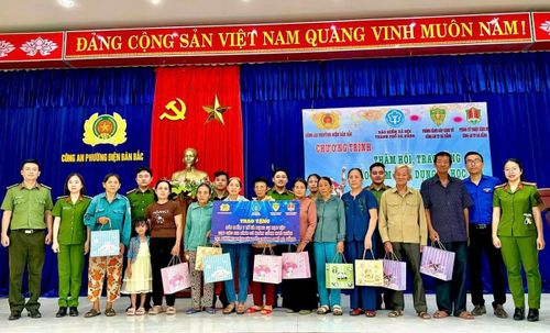 Công an phường Điện Bàn Bắc đã phối hợp thực hiện tặng quà cho gia đình khó khăn.