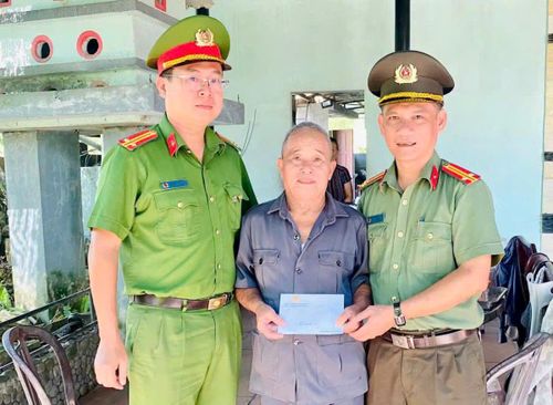 Công an xã Quế Sơn Trung thăm hỏi và tặng quà cho người có công với cách mạng.