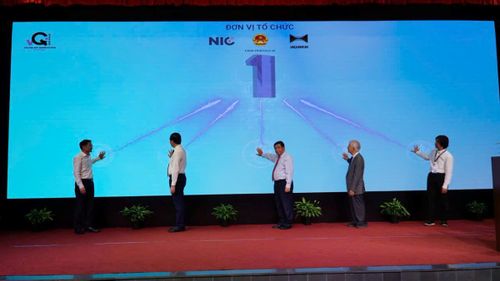 Các đại biểu thực hiện nghi thức khai mạc cuộc thi Hackathon Quốc tế về tính toán lượng tử 2026