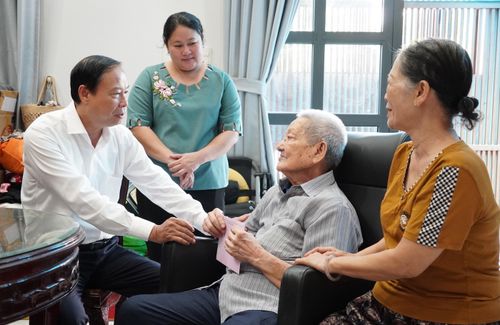 Đồng chí Nguyễn Văn Thọ thăm hỏi ông Trần Hồng Quân. Ảnh: PHƯƠNG UYÊN