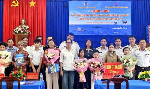  Tặng quà ngư dân khó khăn, gia đình chính sách và nhận đỡ đầu 5 em học sinh. Ảnh: THÀNH HUY 