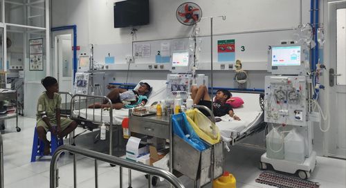 Chạy thận trong thời gian dài nên màu da của các em xám xịt, mệt mỏi.