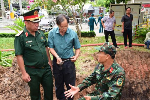  Thiếu tướng Nguyễn Thành Trung, Chính ủy Bộ Tư lệnh TPHCM, Phó Trưởng Ban Thường trực Ban Chỉ đạo 515 TPHCM về tìm kiếm, quy tập và xác định danh tính hài cốt liệt sĩ, trực tiếp chỉ đạo tại hiện trường 