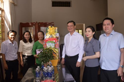 Đồng chí Nguyễn Công Vinh tặng quà cho thương binh Nguyễn Thị Thảo (xã Long Điền)
