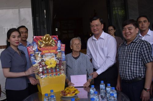 Phó Chủ tịch UBND TPHCM Nguyễn Công Vinh tặng quà cho bà Châu Thị Út, vợ liệt sĩ (xã Long Hải)