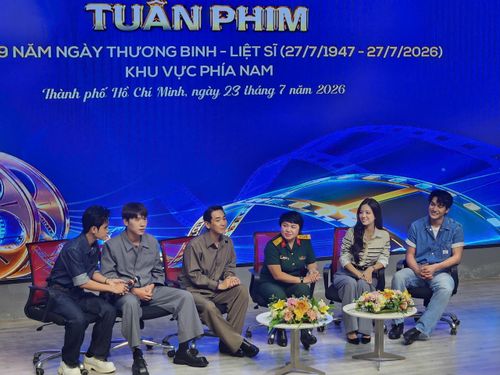 Ê-kíp đoàn phim Mưa đỏ giao lưu với khán giả trong khuôn khổ Tuần phim. Ảnh: VĂN TUẤN