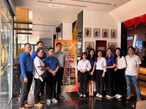 Đông đảo khán giả đến theo dõi các suất chiếu phim miễn phí trong chương trình. Ảnh: MEGA GS