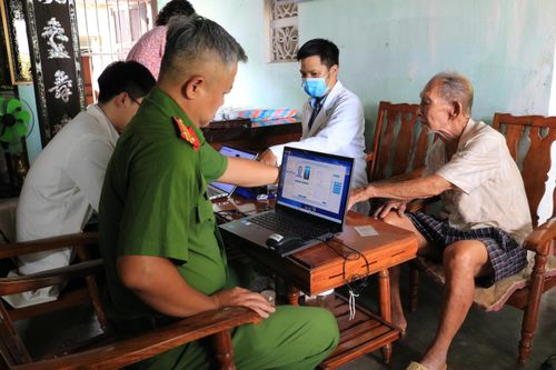  Lực lượng công an đến tận nhà thân nhân liệt sĩ để lấy mẫu sinh phẩm ADN 