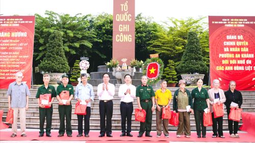  Nguyên Thường trực Ban Bí thư Lê Hồng Anh và Bí thư Đảng ủy phường An Khánh Lê Trần Kiên trao quà đến các gia đình thương binh, gia đình chính sách. Ảnh: PHƯƠNG UYÊN 