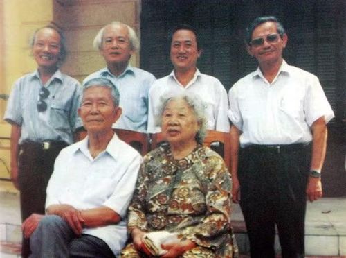 Giáo sư Trần Văn Giàu và phu nhân, cùng các học trò: GS.NGƯT Trần Quốc Vượng, GS.NGND Đinh Xuân Lâm, GS.NGND Hà Văn Tấn, GS.NGND Phan Huy Lê. Ảnh: VNU.