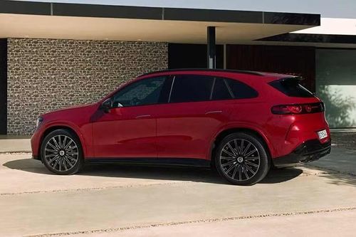Đây được xem là đối thủ trực tiếp của BMW iX3 Neue Klasse khi cả hai đều sở hữu ngôn ngữ thiết kế hoàn toàn mới. Mẫu SUV điện của Mercedes-Benz nổi bật với mặt ca-lăng phát sáng Illuminated Iconic Grille tích hợp 942 điểm LED, kết hợp cụm đèn DIGITAL LIGHT sử dụng công nghệ micro-LED.