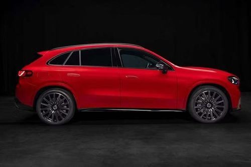 Bộ pin lithium-ion dung lượng 94 kWh hoạt động trên nền tảng điện áp 800V, cho phép Mercedes-Benz GLC EV 2027 di chuyển tối đa 713 km theo chuẩn WLTP. Xe có khả năng tăng tốc từ 0-100 km/h trong 4,3 giây, trước khi đạt tốc độ tối đa 210 km/h.