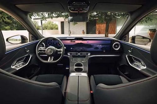 Về khả năng sạc, GLC EV hỗ trợ sạc AC công suất tối đa 22 kW và sạc nhanh DC lên tới 330 kW. Theo Mercedes-Benz, chỉ với 10 phút sạc nhanh, xe có thể bổ sung đủ năng lượng để di chuyển thêm khoảng 303 km theo tiêu chuẩn WLTP.