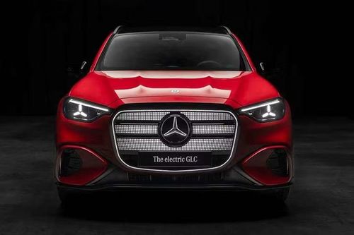Mercedes-Benz GLC EV 2027 thuần điện có kích thước tổng thể dài 4.845 mm, rộng 1.913 mm, cao 1.644 mm cùng chiều dài cơ sở 2.972 mm, lớn hơn đáng kể so với GLC sử dụng động cơ đốt trong nhằm tạo không gian cho bộ pin điện áp cao.
