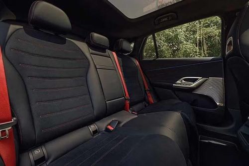Ngoài ra, mẫu SUV này còn hỗ trợ các tính năng cấp điện cho thiết bị bên ngoài, gia đình và lưới điện thông qua các chuẩn V2L, V2H và V2G. Không gian bên trong GLC EV được thiết kế theo hướng hiện đại với MBUX Hyperscreen kích thước 39,1 inch - màn hình liền khối lớn nhất từng được Mercedes-Benz trang bị trên một mẫu xe thương mại.