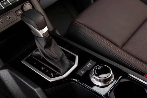 Ngoài ra, Mitsubishi Triton BF///MS còn được trang bị điều hòa tự động hai vùng, camera 360 độ, thảm sàn cao cấp bằng chất liệu cao su... trang bị an toàn với 7 túi khí cùng gói công nghệ an toàn chủ động ADAS.