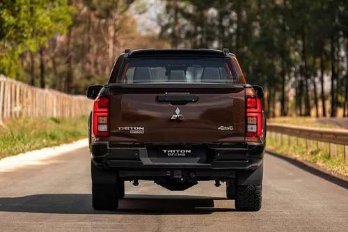 Sức mạnh được truyền tới cả bốn bánh thông qua hộp số tự động 6 cấp và hệ dẫn động hai cầu Super Select II 4WD danh tiếng của Mitsubishi, tích hợp khóa vi sai cầu sau cùng 7 chế độ lái địa hình chuyên dụng.