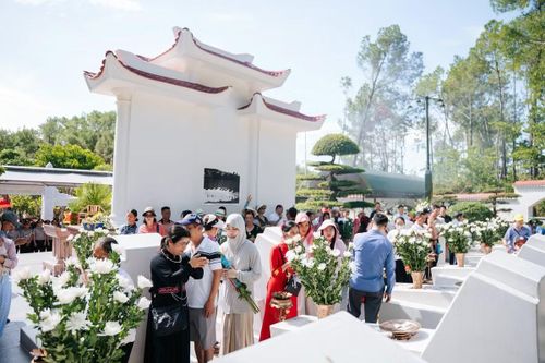 Lượng khách đổ về quá đông trong cùng một thời điểm đã tạo nên áp lực không nhỏ cho công tác quản lý và tổ chức. Tuy nhiên, nhờ sự chuẩn bị kỹ lưỡng, mọi hoạt động tại khu di tích vẫn diễn ra nề nếp, đảm bảo tính tôn nghiêm.