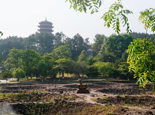 Nơi đây gắn liền với sự hy sinh anh dũng của 10 nữ thanh niên xung phong Tiểu đội 4, Đại đội 552 vào ngày 24/7/1968, trở thành biểu tượng sáng ngời của chủ nghĩa anh hùng cách mạng Việt Nam.