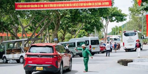 Theo ghi nhận của phóng viên, ngay từ sáng sớm ngày 24/7, các ngả đường dẫn về Khu di tích quốc gia đặc biệt Ngã ba Đồng Lộc đã tấp nập những chuyến xe từ khắp các tỉnh, thành trong cả nước.