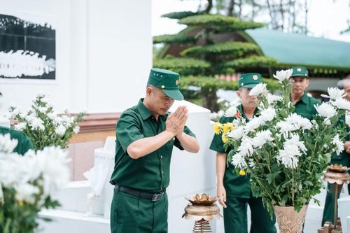 "Năm nào cũng vậy, dù sức khỏe không còn như trước, tôi vẫn bảo con cháu đưa về Đồng Lộc bằng được. Nhìn núi non xanh ngắt, tôi lại nhớ về những đêm san lấp hố bom, những gương mặt đồng đội hừng hực khí thế tuổi đôi mươi…”, một cựu binh đến từ tỉnh Nghệ An chia sẻ.