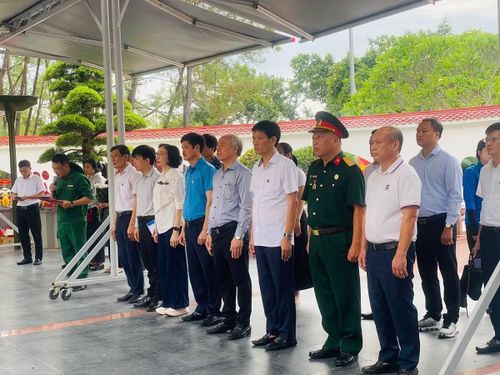Tại các điểm dâng hương như Nhà bia tưởng niệm liệt sĩ Thanh niên xung phong (TNXP) toàn quốc, tháp chuông và đặc biệt là Khu mộ 10 nữ anh hùng liệt sĩ TNXP, dòng người xếp hàng nối đuôi nhau trong trật tự, trang nghiêm.