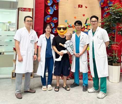 Niềm vui của các bác sĩ và gia đình khi giữ lại được đôi chân cho trẻ - Ảnh BVCC