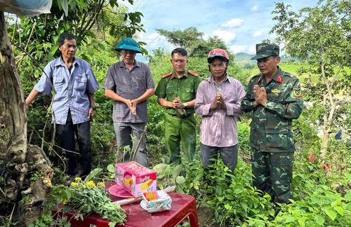 Ông Y Biêng Ntơr (đội nón bảo hiểm), người trực tiếp chôn cất liệt sĩ Y Chông Triêk bên bờ sông Krông Nô.