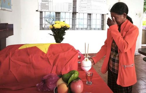 Sau hơn 50 năm, bà H Vân Triêk tìm được hài cốt của anh trai.