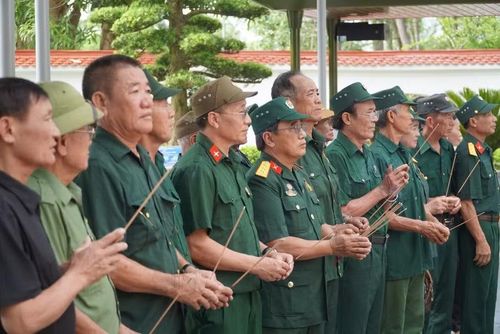 Cựu chiến binh thành kính dâng nén hương tưởng nhớ những đồng đội đã gửi lại tuổi thanh xuân nơi Ngã ba Đồng Lộc.