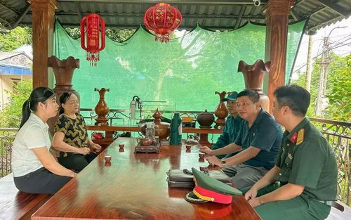 Cán bộ Ban Chỉ huy Quân sự xã Tân Cương (Thái Nguyên) thu thập thông tin về hài cốt liệt sĩ tại cơ sở.