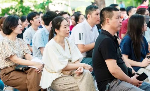 Phụ huynh Hà Nội nghe tư vấn tuyển sinh vào lớp 10 THPT năm 2026. Ảnh: Đình Tuệ.