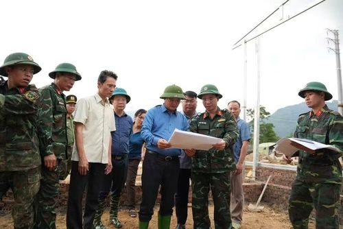Ông Lê Minh Ngân, Bí thư Tỉnh ủy Lai Châu (áo xanh đứng giữa) yêu cầu đẩy nhanh tiến độ thực hiện khu tái định cư cho 24 hộ dân bị ảnh hưởng do lũ quét. Ảnh: Thanh Tiến.