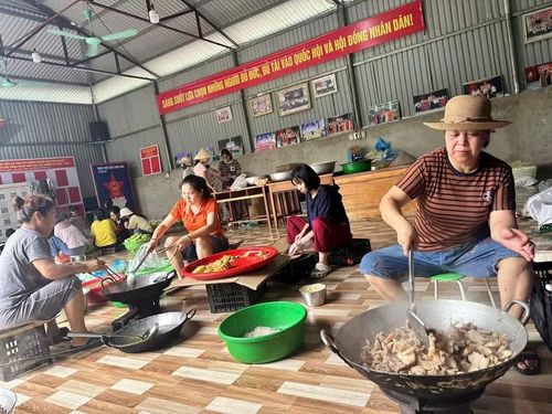 Giáo viên trở thành những đầu bếp nấu cơm phục vụ người dân và lực lượng cứu hộ.