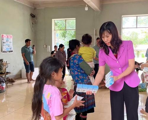 Bà Nghiêm Thị Kim Huê, Phó Giám đốc Sở GD&ĐT tỉnh Lai Châu trao quà cho các học sinh đang trú tạm tại Trường THPT Mường Than.