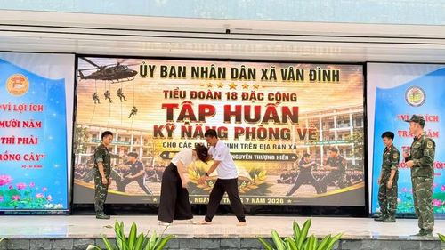 Các tình huống được giả định ngay trên sân khấu để các em học sinh quan sát và rút ra bài học về cách xử trí.