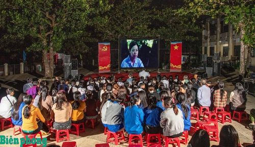 Đại diện chính quyền địa phương cùng bà con đồng bào H’re xem phim “Đừng đốt”. Ảnh: Lê Văn Chương