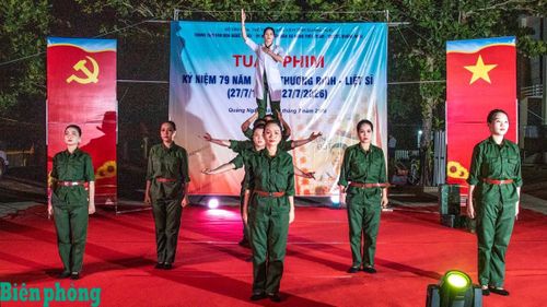 Một tiết mục văn nghệ tri ân, tưởng nhớ Anh hùng, bác sĩ Đặng Thùy Trâm. Ảnh: Lê Văn Chương