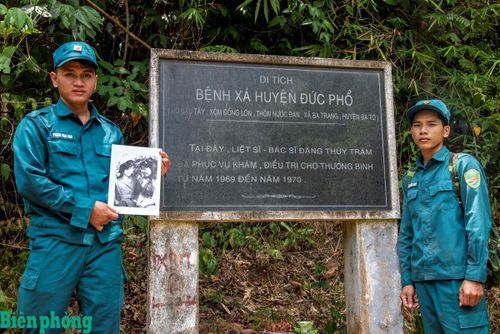 Dân quân thường trực tại địa phương thường xuyên đưa các đoàn đến thăm Khu di tích Bệnh xá huyện Đức Phổ. Ảnh: Lê Văn Chương