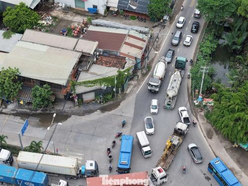 Hạ tầng đường bộ không thể mở rộng mãi để chạy theo tốc độ tăng của xe container.