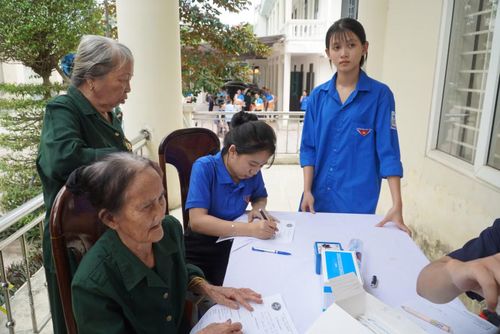  Đoàn viên thanh niên tận tình hướng dẫn người dân làm thủ tục, đo huyết áp, hỗ trợ di chuyển, trao thuốc và thăm hỏi, động viên các đối tượng chính sách, góp phần lan tỏa tinh thần "Uống nước nhớ nguồn", tri ân những người đã cống hiến, hy sinh vì độc lập, tự do của Tổ quốc. 