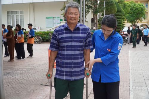 Trong quá trình đồng hành cùng chương trình, đoàn viên, thanh niên được lắng nghe những câu chuyện về một thời hoa lửa từ các thương binh, cựu thanh niên xung phong. Đó không chỉ là những ký ức lịch sử mà còn là bài học sống động, tiếp thêm niềm tự hào và động lực để thế hệ trẻ hôm nay cống hiến.