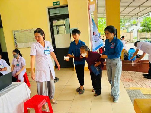 Từ sáng sớm, lực lượng đoàn viên, thanh niên đã có mặt tại điểm khám để hỗ trợ đưa đón, hướng dẫn các bác thương binh, cựu thanh niên xung phong và đối tượng chính sách trong suốt quá trình khám bệnh.