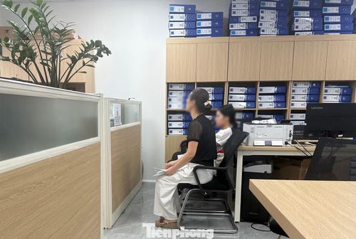 Người dân đến Sở Tài chính Hà Nội gửi đơn, xin thông tin doanh nghiệp.