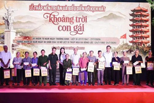 Ban Tổ chức đã trao 30 suất quà tới các gia đình chính sách, người có công với cách mạng như lời tri ân đối với những cống hiến, hy sinh của các thế hệ đi trước.
