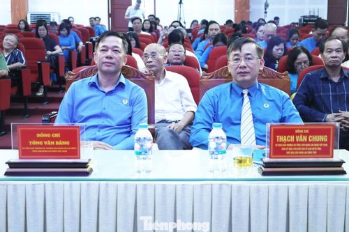 Đại biểu dự chương trình.