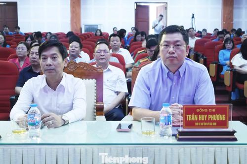 Lãnh đạo Tỉnh ủy và HĐND tỉnh Bắc Ninh tham dự chương trình.